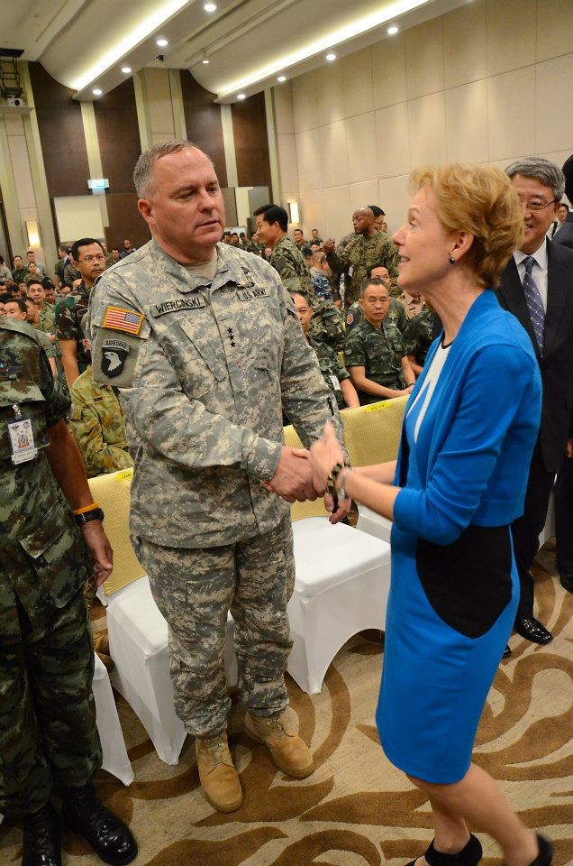 Đại sứ Mỹ tại Thái Lan Kristie Kenney (áo xanh)